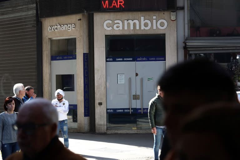 Arbolitos y una casa de cambio en la city porteña