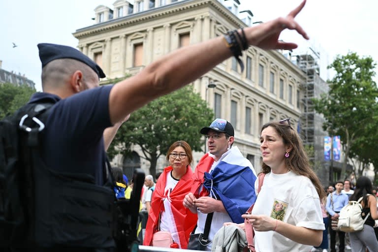 La policía coordina el acceso del público para la ceremonia de los Juegos