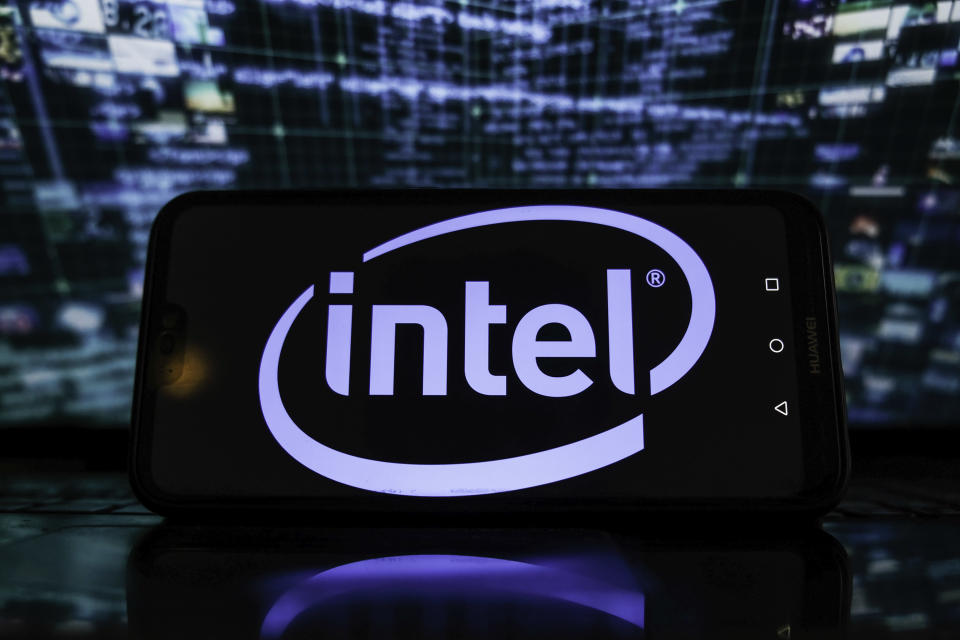 폴란드 - 2022/01/21: 이 사진 그림에서는 주식 시장 그래픽을 배경으로 스마트폰에 Intel 로고가 표시되어 있습니다. (사진 일러스트: Omar Marques/SOPA Images/LightRocket via Getty Images)