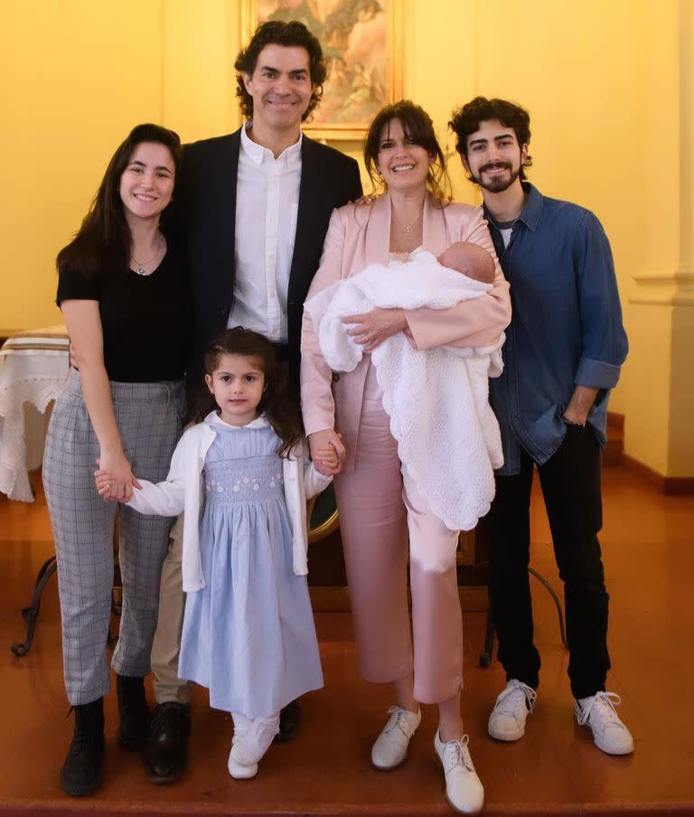 Isabel Macedo y Juan Manuel Urtubey junto a Mateo, Juana y Belita en el Bautismo de Julia 