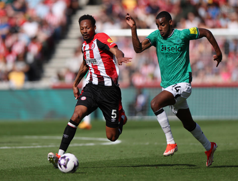 BRENTFORD, ENGLAND - MAY 19:  Ethan Pinnock of Brentford FC and Alexander Isak of Newcastle United during the Premier League match between Brentford FC and Newcastle United at Brentford Community Stadium on May 19, 2024 in Brentford, England. (Photo by Eddie Keogh/Getty Images)