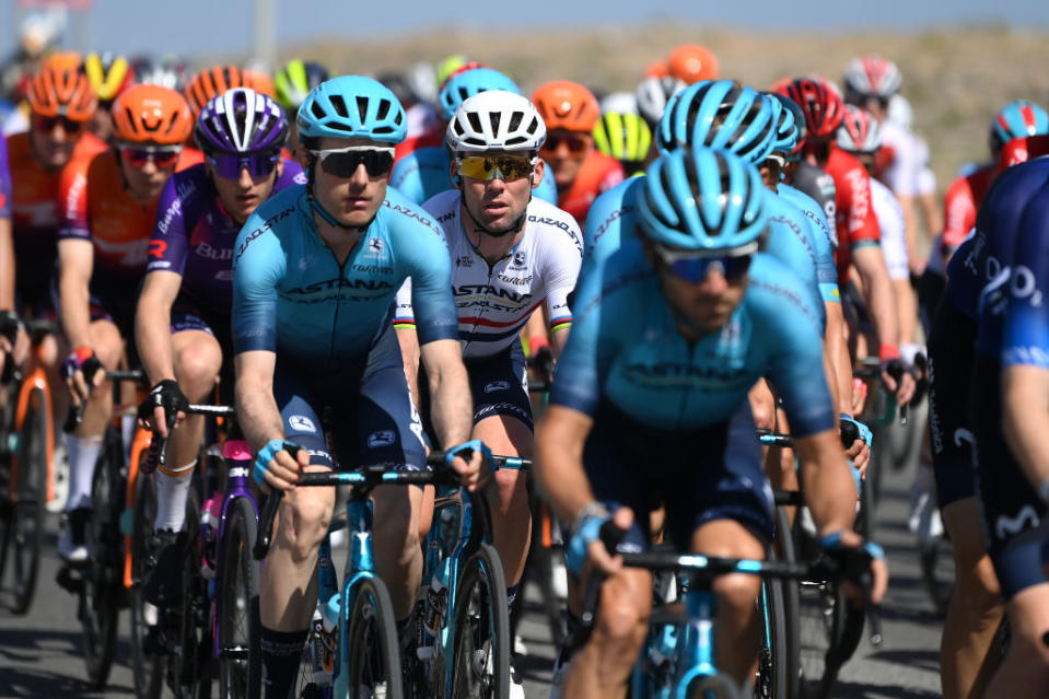     Mark Cavendish parmi ses coéquipiers d'Astana Qazaqstan à la Classique de Mascate 2023 