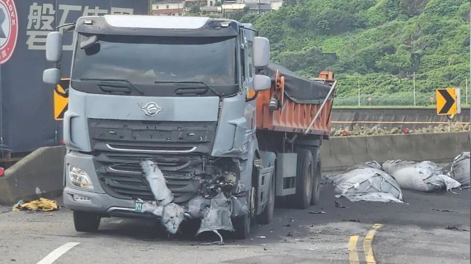 &#x004e00;&#x008f1b;&#x0066f3;&#x005f15;&#x008eca;&#x00649e;&#x005230;&#x006389;&#x00843d;&#x008def;&#x009762;&#x007684;&#x007802;&#x0077f3;&#x005305;&#x00ff0c;&#x009020;&#x006210;&#x008eca;&#x00982d;&#x006bc0;&#x00640d;&#x003002;&#x00ff08;&#x005716;&#x00ff0f;&#x00745e;&#x0082b3;&#x005206;&#x005c40;&#x0063d0;&#x004f9b;&#x00ff09;