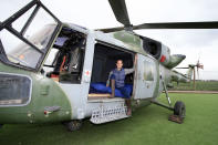 <p>Il signor Roughton prima si è procurato un elicottero Westland Lynx spendendo 20mila euro, e poi ne ha tirati fuori altri 4mila per trasformarlo in una stanza disponibile su Airbnb. (foto: Caters News/Mercury Press) </p>
