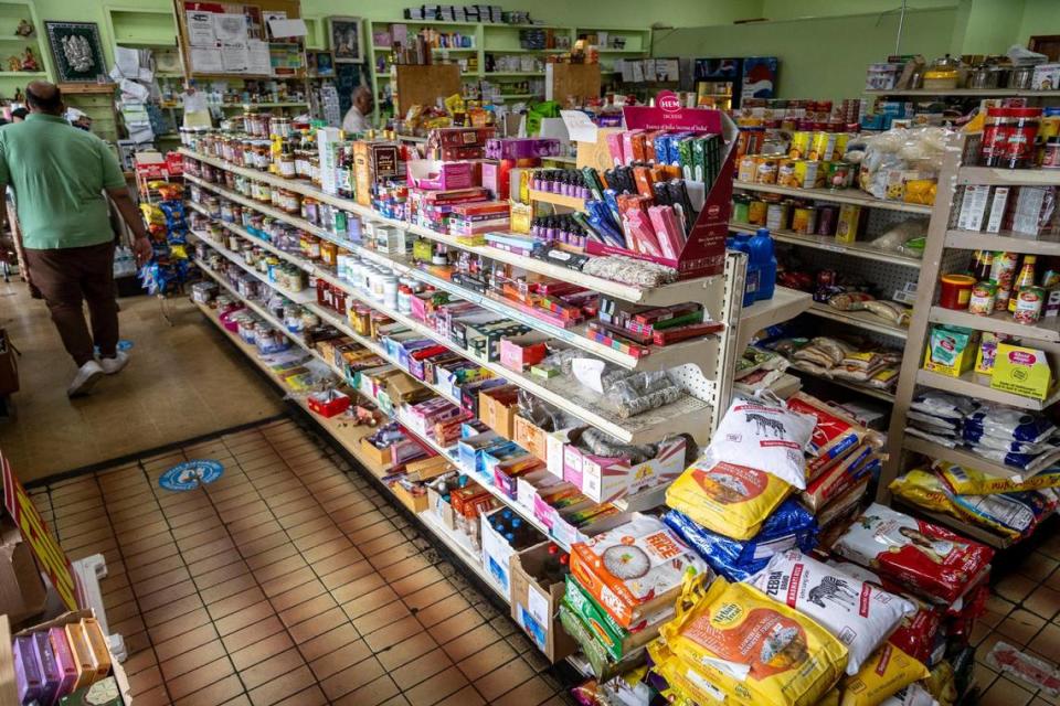 Interior de la tienda Indo American en West Kendall, que cierra después de 39 años.