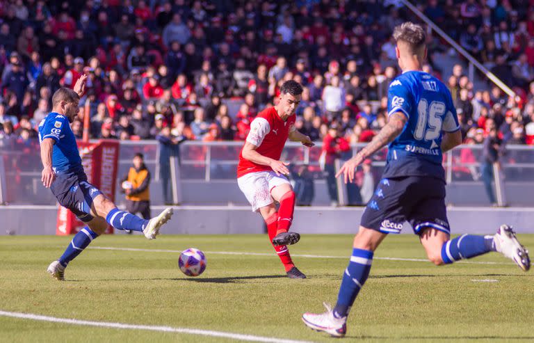 Alan Soñora, a punto de anotar el gol de Independiente ante Vélez, en 2022