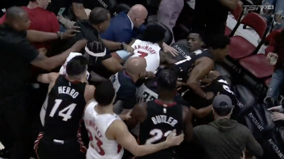 Un golpe tardío al novato Coloco de los Raptors desata una pelea violenta contra el Heat