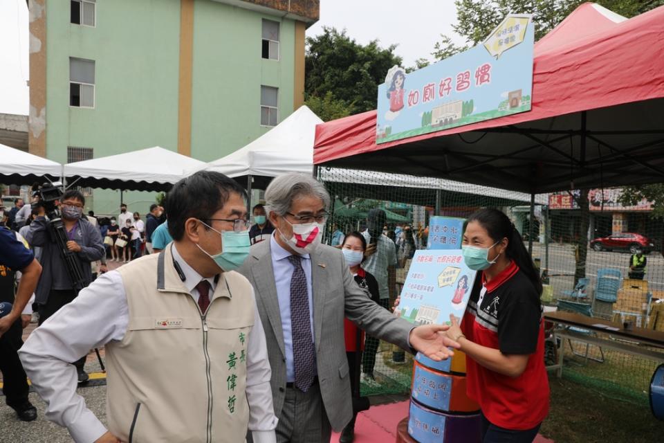 圖說：斯巴克集團林錦堂董事長向臺南市長黃偉哲介紹活動攤位。