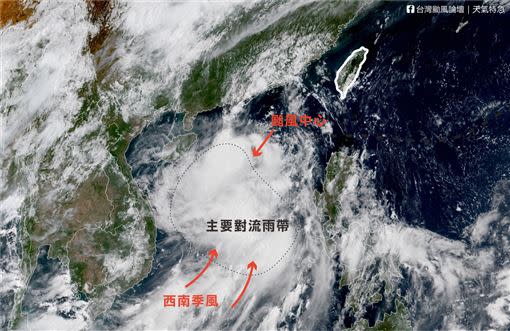 「台灣颱風論壇｜天氣特急」發文指出「鸚鵡」裸奔了。（圖／翻攝自「台灣颱風論壇｜天氣特急」粉專）