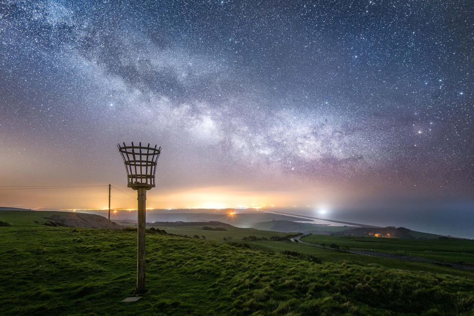 Hermosas imágenes de la Vía Láctea capturadas en los emblemáticos paisajes de Dorset