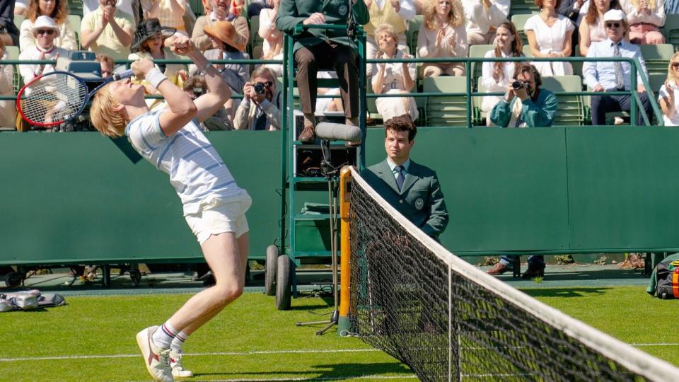 Am Ziel angelangt: Mit 17 Jahren triumphiert Boris Becker (Bruno Alexander) 1985 auf dem "Heiligen Rasen" von Wimbledon. Der Film "Der Rebell - Von Leimen nach Wimbledon" ist auch bei RTL+ zu sehen.  (Bild: Fernsehjuwelen / RTL / Wolfgang Ennenbach)