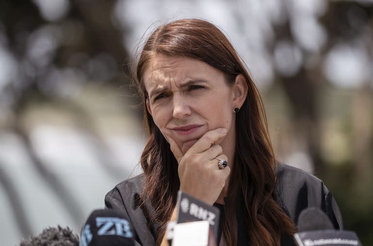 La primera ministra de Nueva Zelanda, Jacinda Ardern, habla sobre la situación del COVID-19 durante una visita a New Plymouth, el jueves 20 de enero de 2022. (Mark Mitchell/New Zealand Herald via AP)