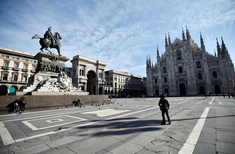 Una vista general de la plaza del Duomo en Milán