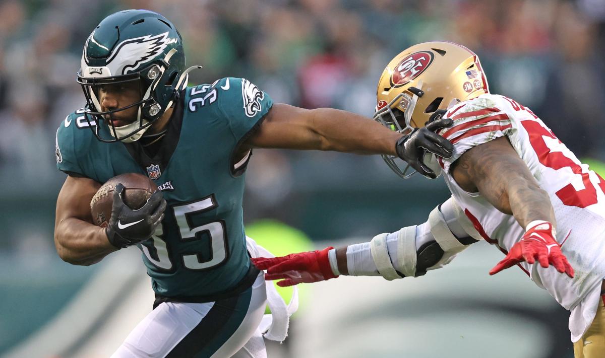 Philadelphia Eagles visit Oxford Valley Mall's Dynasty Sports