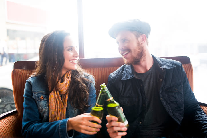 Mientras disfrutas de una cerveza, podrías estar ayudando a mejorar tu sistema inmune. - Foto: Portra Images/Getty Images