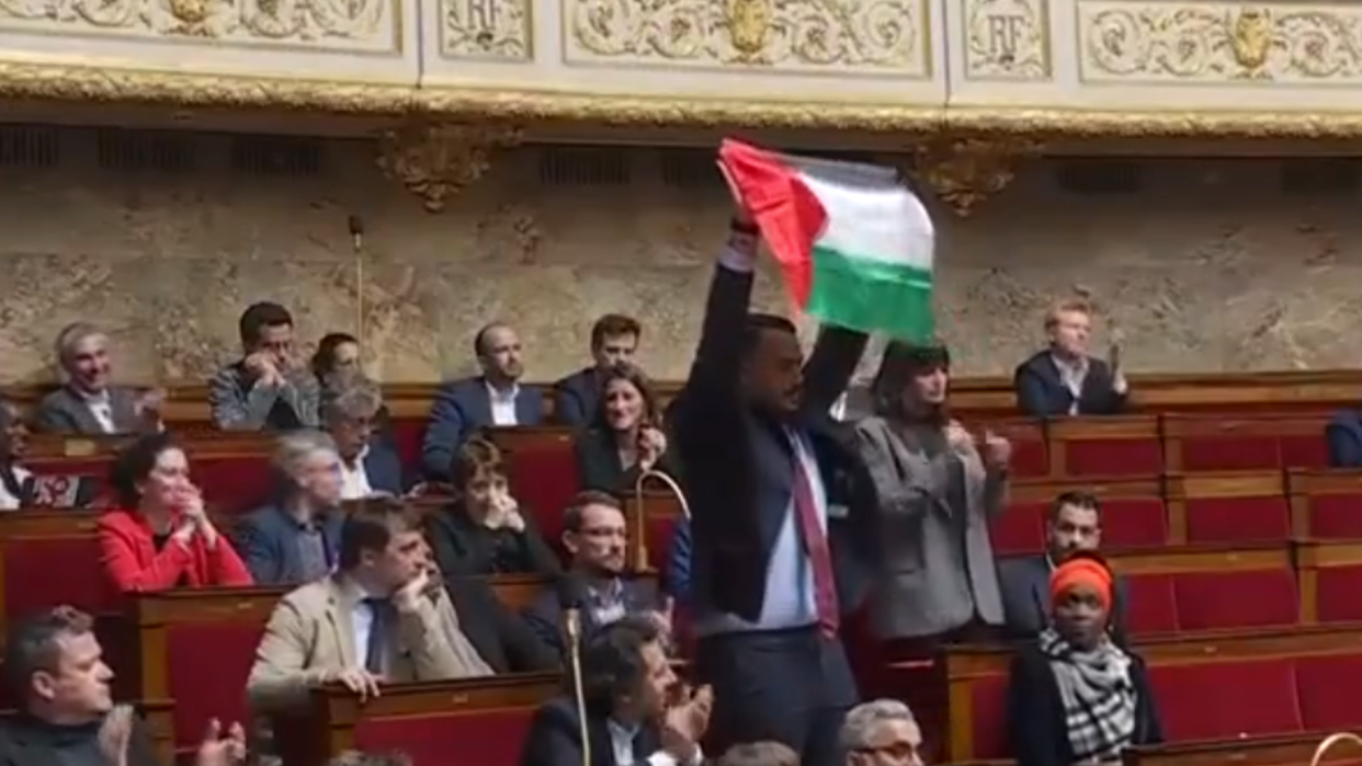 La présidente de l’Assemblée Yaël Braun-Pivet a suspendu la séance après que le député LFI Sébastien Delogu a brandi un drapeau palestinien.