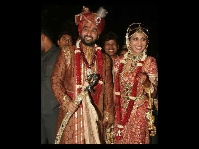 <b>6. Shilpa Shetty</b> <br>The beautiful actress Shilpa Shetty tasted international success by winning the reality show Big Brother. Then at a launch party of her signature perfume S2, she met her prince charming Raj Kundra, a Britain-based entrepreneur. Though Shilpa referred to him as “just a friend” was soon swept off her feet by Raj. They tied the knot on November 22, 2009 and have been blessed with a baby boy.