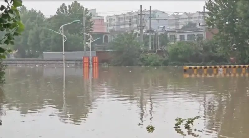 ▲河北涿州去年7月底至8月初，因暴雨與上游洩洪，導致多處洪水氾濫成災。（圖／翻攝自推特）