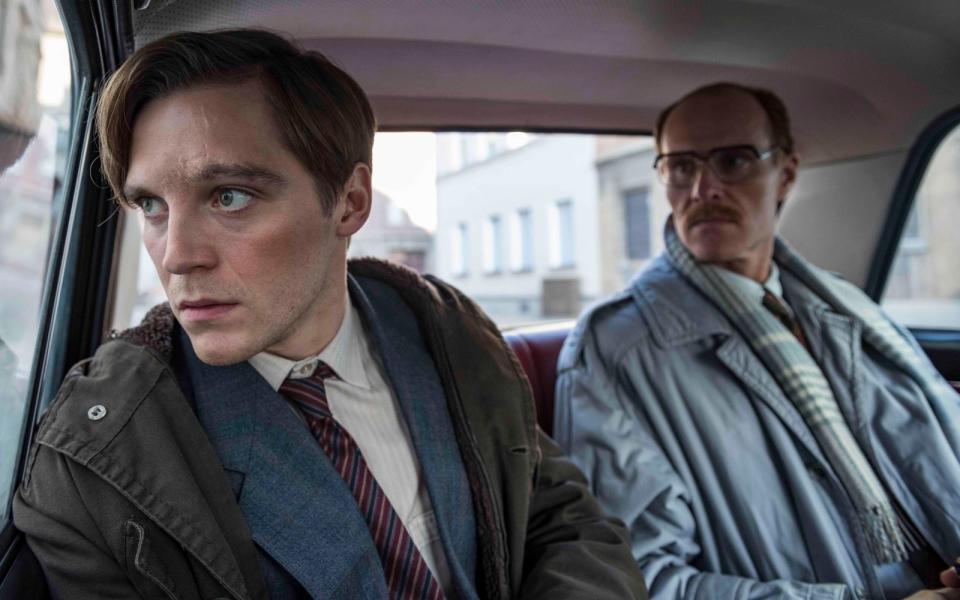 <p>Die Wende als spannender Thriller-Stoff - das ist die Amazon-Produktion "Deutschland 89" (2020). Clever zwischen Posse und Drama schwankend, erzählt die Serie von einem Agenten (Jonas Nay, links), der in die Wirren der Wiedervereinigung gerät. Zwar ist die Handlung von "Deutschland 89" fiktiv, das wahre Agenten-Chaos der Wendezeit dürfte in der Realität aber kaum weniger absurd abgelaufen sein. (Bild: UFA Fiction / Anika Molnár)</p>