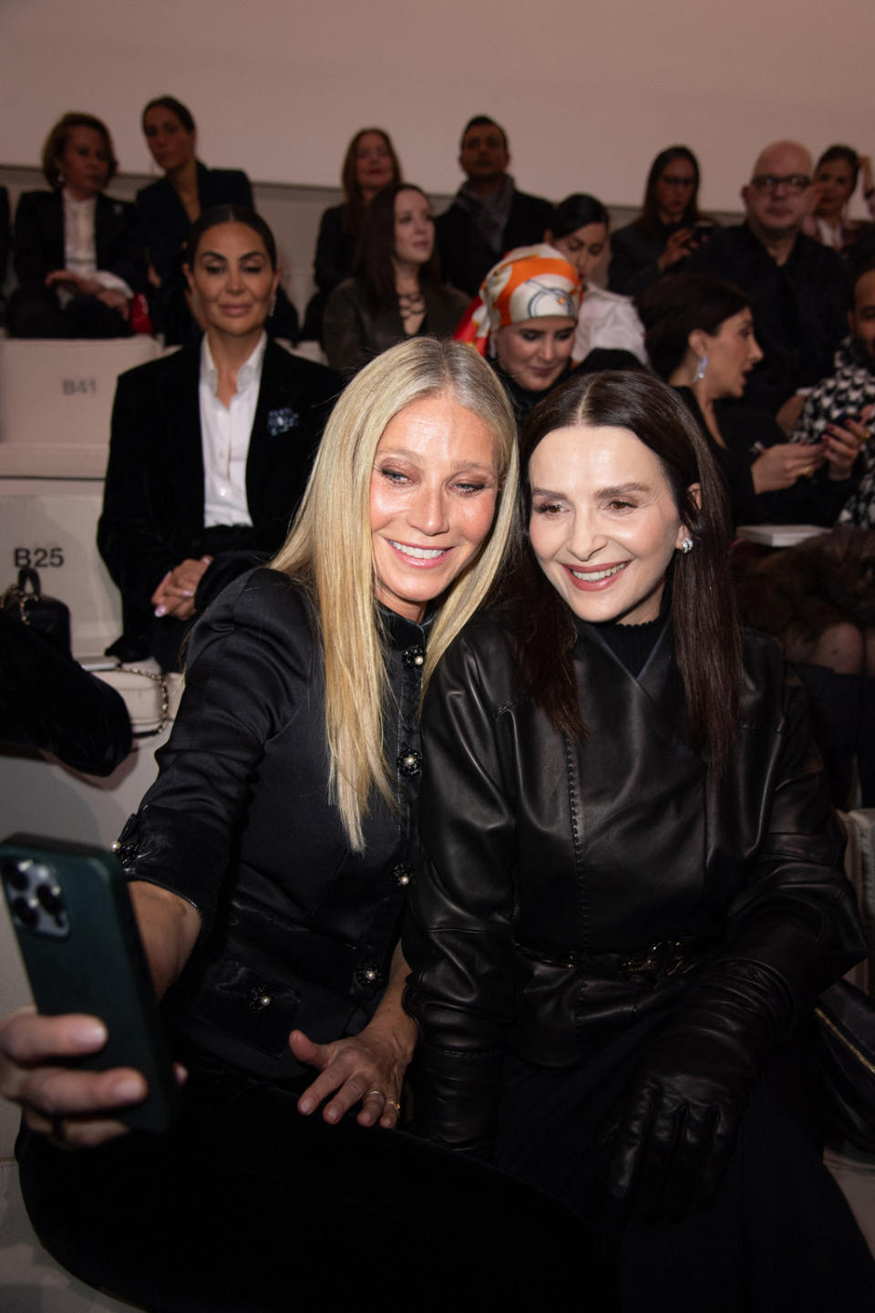 Gwyneth Paltrow et Juliette Binoche au défilé Giorgio Armani Privé