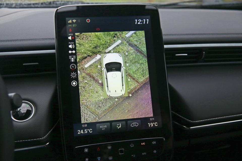 品牌當家的前瞻科技如AR Around View+環車AR安全影像、Eagle View+360度環景影像等行車AR影像系統皆完備標配。