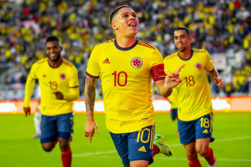 El jugador de Colombia Juan Quintero (10) reacciona tras anotar un gol ante Honduras, en el partido amistoso celebrado el 16 de enero de 2022 en el DRV PNK Stadium en Fort Lauderdale, Florida.