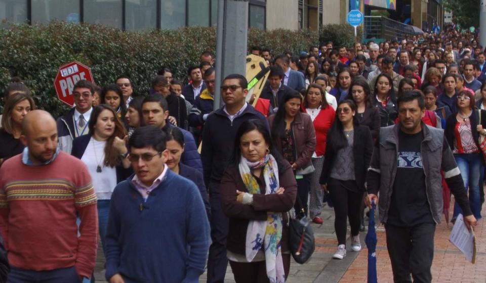 Los trabajadores en Colombia que reciben hasta dos salarios mínimos tendrían incrementos anuales de sus salarios. Foto: Idiger