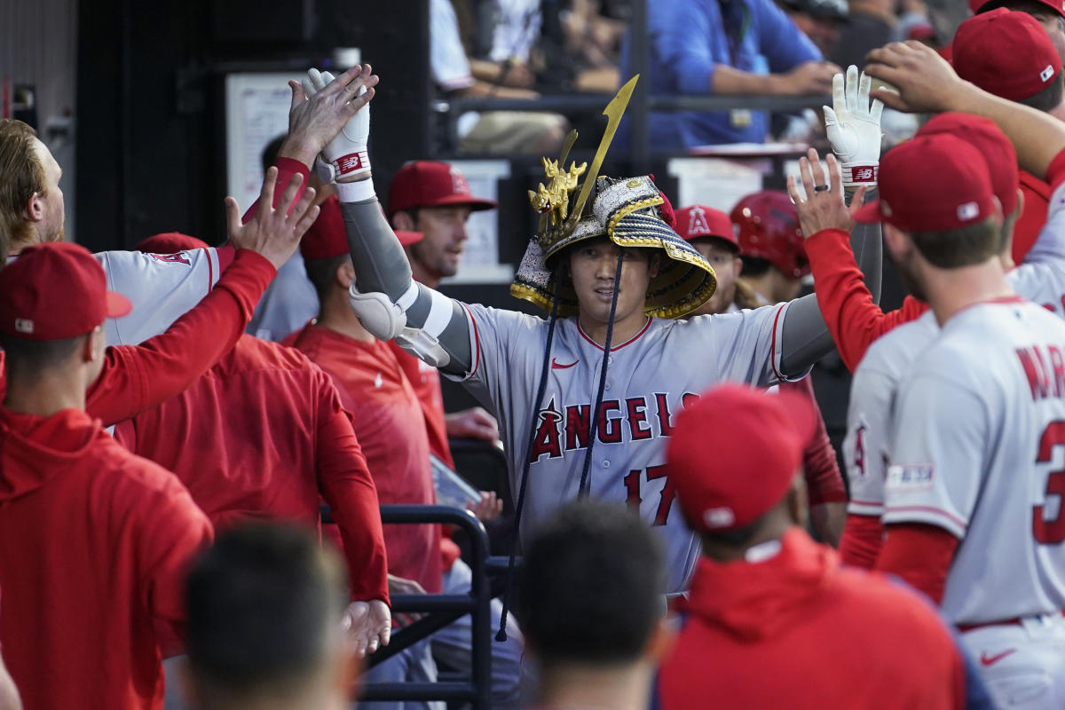 Chicago White Sox' Gavin Sheets, foreground, and Andrew Vaughn, rear, walk  to the dugout after scoring on a double by Romy Gonzalez during the fourth  inning of a baseball game in Cleveland