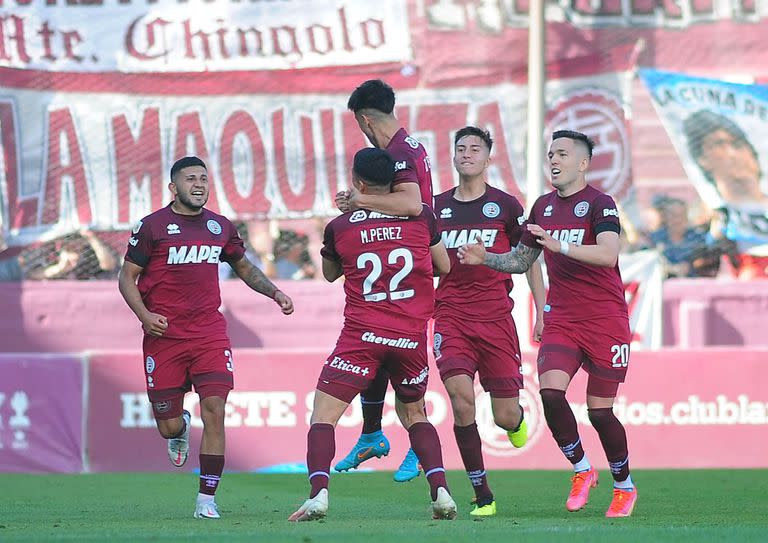 Los jugadores de Lanús festejan el primer gol, anotado por Leonel Di Plácido, en el partido ante San Lorenzo