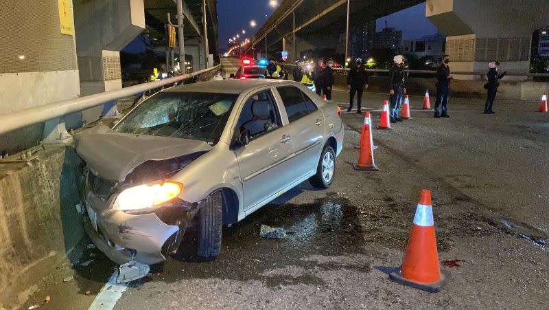 ▲開贓車遇盤查！新北市一名通緝犯衝上匝道逃逸，因車速過快下秒自撞護欄昏迷被逮。（圖／翻攝畫面）