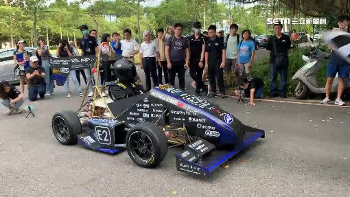 清大學生研發出四輪驅動系統的電動賽車。
