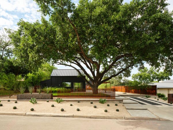 After reading about landscape designer Ryan McWhirter’s firm in a local paper, architect Karin Scott reached out about working on a San Antonio, Texas, lot where she and her husband were building their new home.