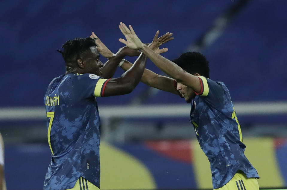 Luis Fernando Díaz (derecha) festeja con su compañero de la selección de Colombia, Duván Zapata, tras anotar ante Brasil durante un partido de la Copa América realizado el miércoles 23 de junio de 2021 (AP Foto/Silvia Izquierdo)