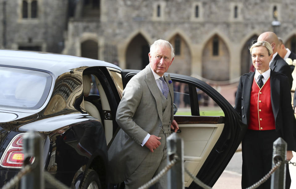 <p>Prince Charles kam natürlich auch zur Hochzeit – aber ohne seine Camilla. Sie hatte andere, nicht verschiebbare Pflichten. (Bild: Gareth Fuller/Pool via AP) </p>