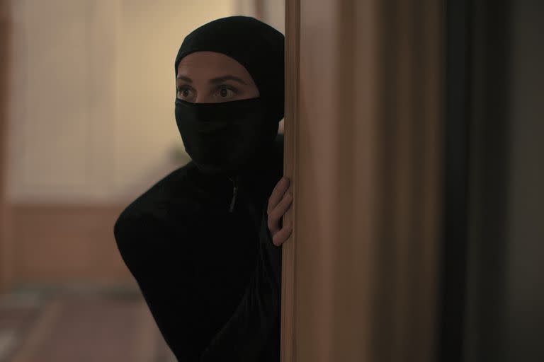 Alicia Vikander en Irma Vep (2022), de Olivier Assayas. Disponible en HBO Max.