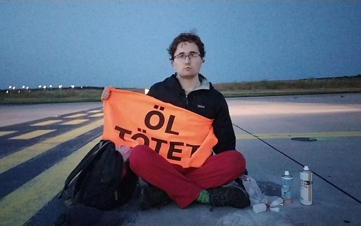 Climate activist - Climate activists who disrupt flights should get five years in prison, says German minister