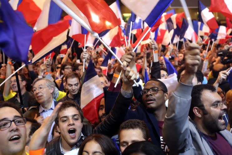 Anhänger Macrons feiern die ersten Ergebnisse (Bild: AP Photo/Thibault Camus)