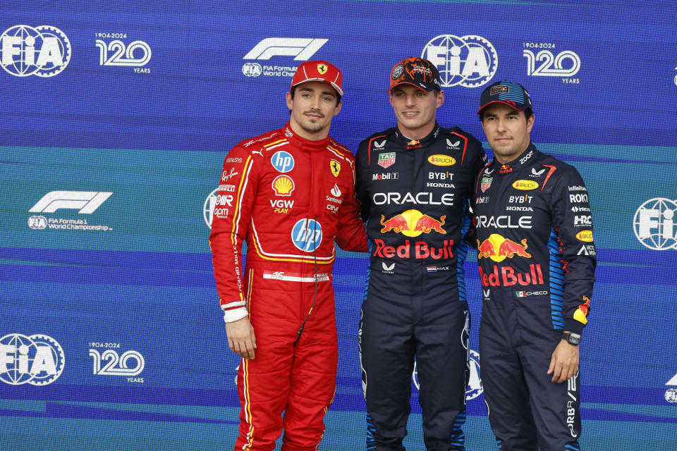 El piloto de Red Bull Max Verstappen de Holanda, al centro, Charles Leclerc de Ferrari, izquierda, y el mexicano Sergio Pérez de Red Bull, derecha, posan tras la calificación al Gran Premio de Bélgica el sábado 27 de julio del 2024. (AP Foto/Geert Vanden Wijngaert)