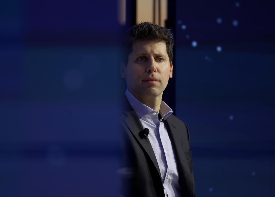 Sam Altman 在美國時間 11 月 16 日出席 APEC 峰會，暗示通用人工智能（AGI）即將到來。在出席峰會翌日，Altman 就被 OpenAI 董事會解僱。 (Photo by Justin Sullivan/Getty Images)