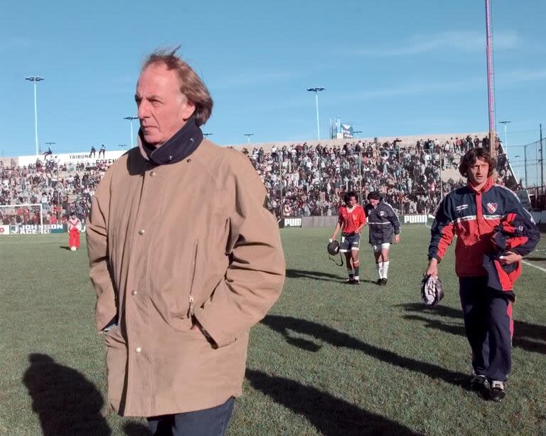 César Menotti se retira al finalizar el partido de Independiente frente a Platense, en 1998