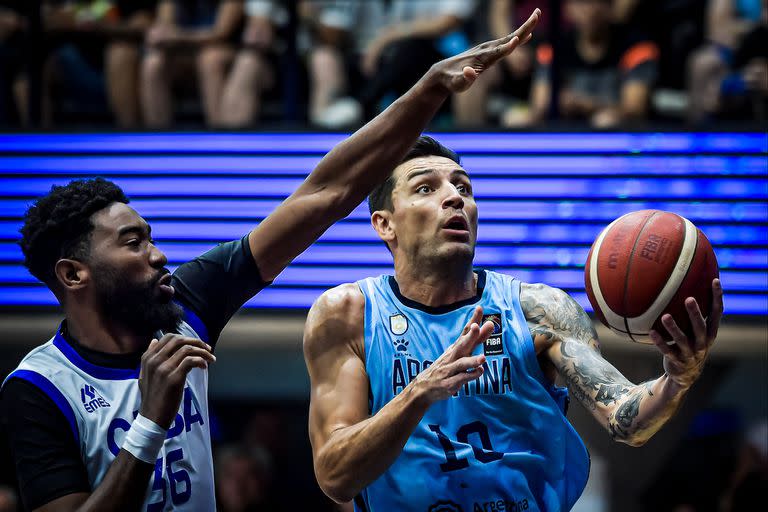 Carlos Delfino encara el aro y anota para Argentina frente a Cuba.