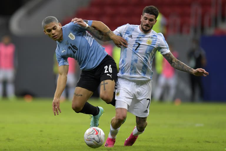 Brian Ocampo de Uruguay pelea por el balón con Rodrigo De Paul de Argentina durante un partido del grupo A entre Argentina y Chile de la Copa América; este domingo se dio el gusto de hacer un gol para que Nacional le gane el clásico a Peñarol