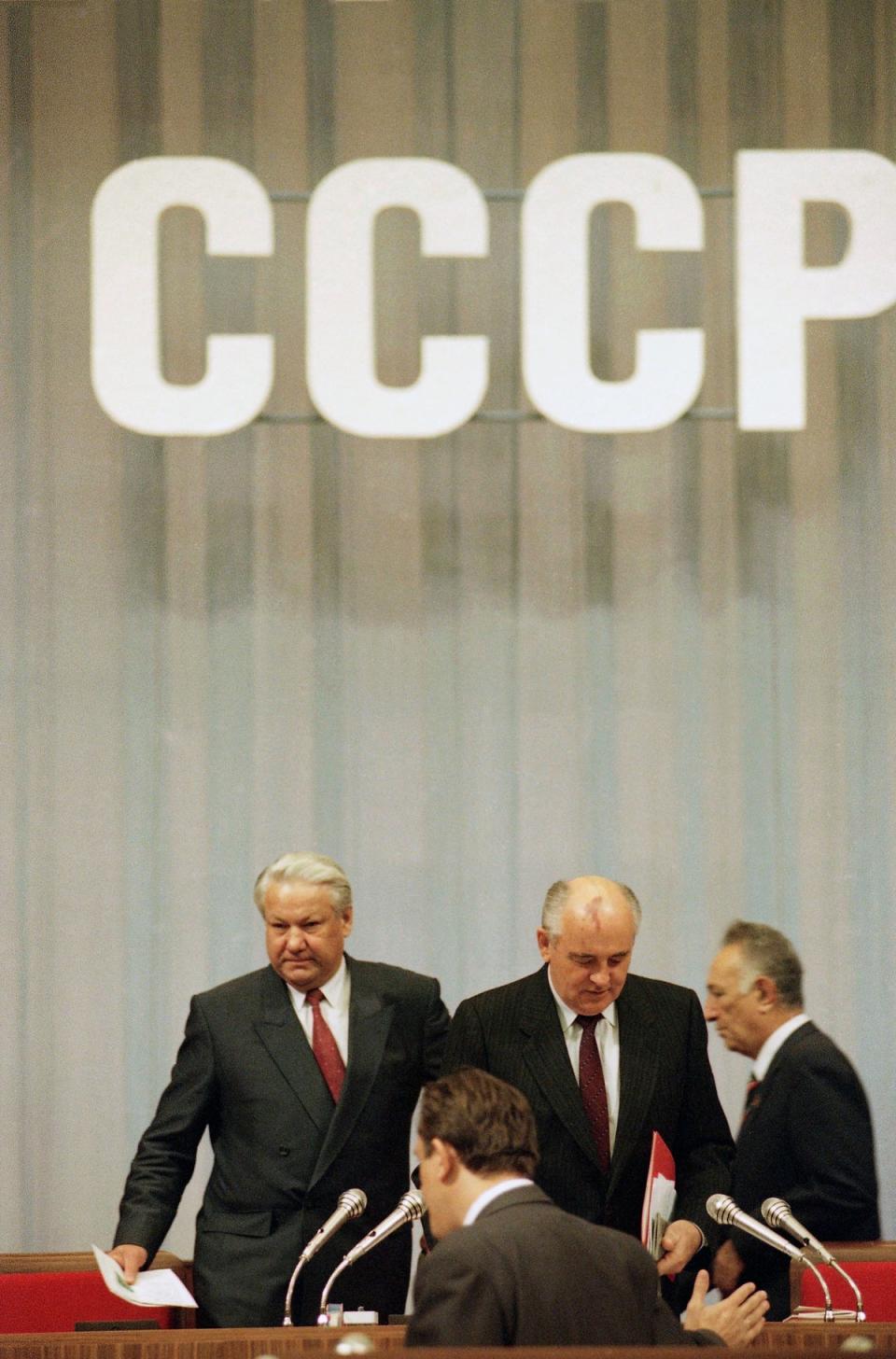 President of the Russian Federation Boris Yeltsin, left, and Soviet President Mikhail Gorbachev enter the podium at the start of the closing session of the Congress of People in Moscow, Russia on Thursday, Sept. 5, 1991 (AP)