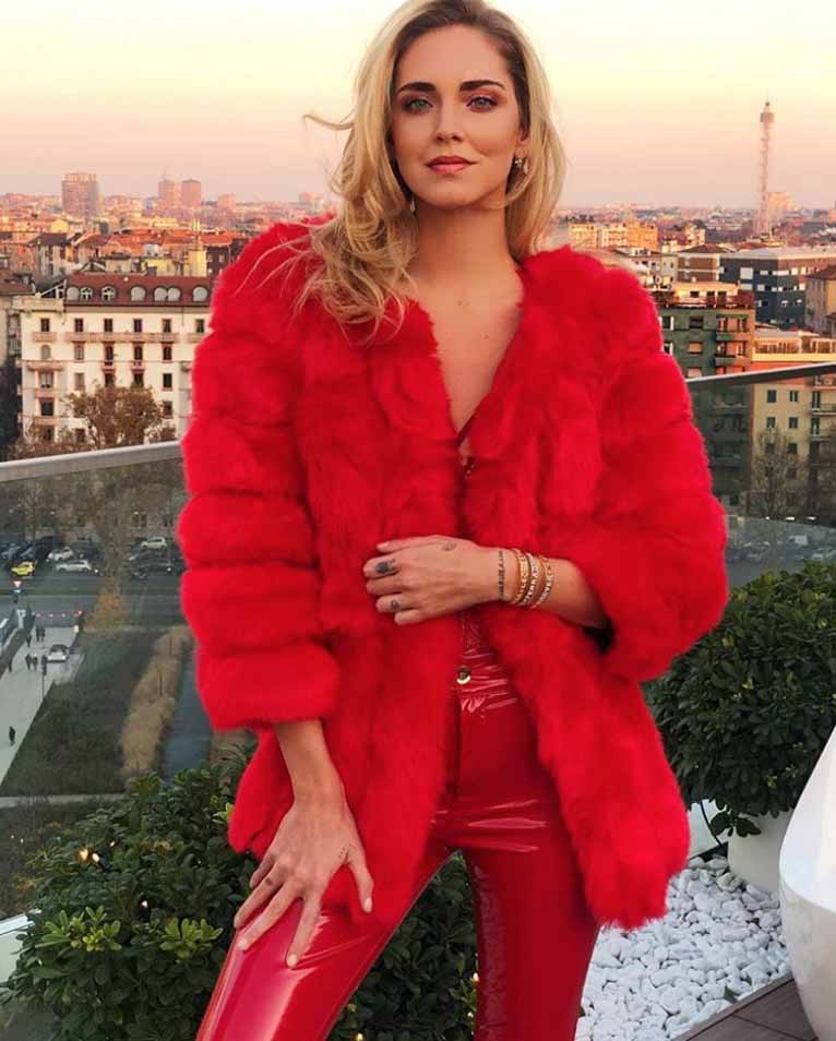 <p>La fashionista italiana luce un total-look en rojo, solo apto para mujeres audaces. Pantalón de vinilo y abrigo de piel a tono, un atuendo ideal para sentirse una <em>femme-fatale</em>. Foto: <a rel="nofollow noopener" href="https://www.instagram.com/p/BraMkJAhaLS/" target="_blank" data-ylk="slk:instagram.com/chiaraferragni;elm:context_link;itc:0;sec:content-canvas" class="link ">instagram.com/chiaraferragni</a> </p>