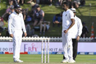 India's Virat Kohli, left, issues instructions to his bowler Ravichandran Ashwin against New Zealand during the first cricket test between India and New Zealand at the Basin Reserve in Wellington, New Zealand, Saturday, Feb. 22, 2020. (AP Photo/Ross Setford)