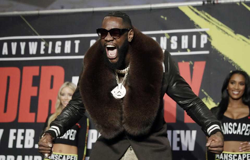 Deontay Wilder llega al MGM Grand antes de su pelea por el título de peso completo de la OMB contra el británico Tyson Fury, el martes 18 de febrero de 2020, en Las Vegas. (AP Foto/Isaac Brekken)