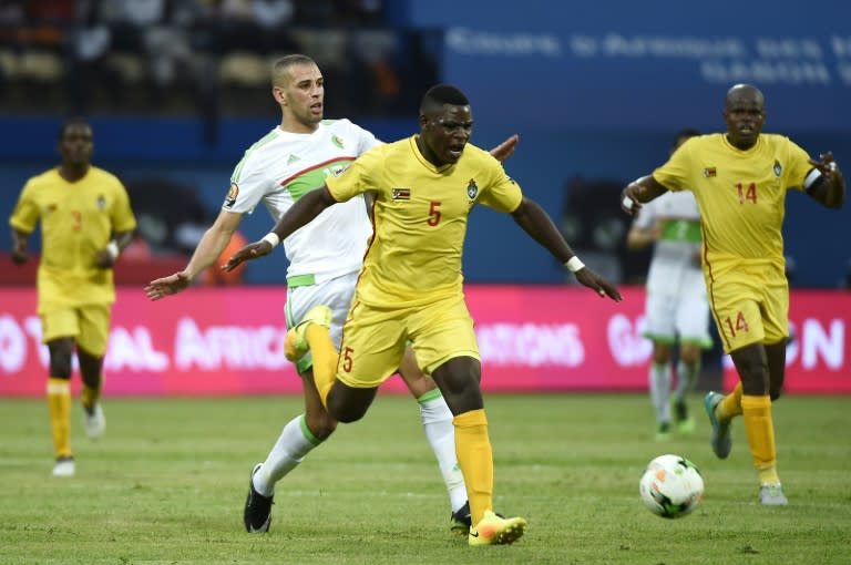 Algeria's Islam Slimani (back) challenges Zimbabwe's Elisha Muroiwa during their 2017 Africa Cup of Nations Group B match, in Franceville, on January 15, 2017