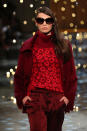 <p>Crea un look muy candoroso llevando tu <em>turtle neck</em> en colores alusivos al otoño. Fíjate en este diseño de Andrea Moore: un suéter en color vino con estampados en rojo. Completa tu <em>outfit</em> con un pantalón y un abrigo del mismo color. Estarás bien abrigada y te verás muy <em>fashion</em>. <em>Foto: Fiona Goodall/Getty Images </em> </p>