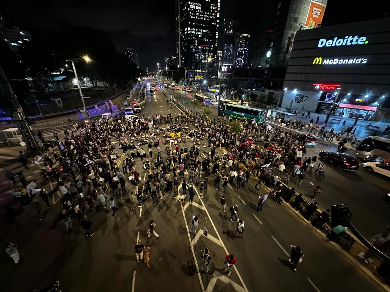 Hundreds of people blocking a road in front of the Kirya Israeli military headquarters, Tel Aviv, in desperate calls for ceasefire (Oded Engel)