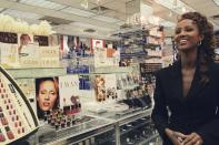 En 1994 lanzó IMAN Cosmetics, su propia línea de maquillaje y cuidado facial para mujeres afroamericanas, asiáticas y latinas. La empresaria continúa al frente de la firma, que se vende actualmente en países como Estados Unidos, Francia o Canadá. (Foto: Christian Simonpietri / Getty Images)